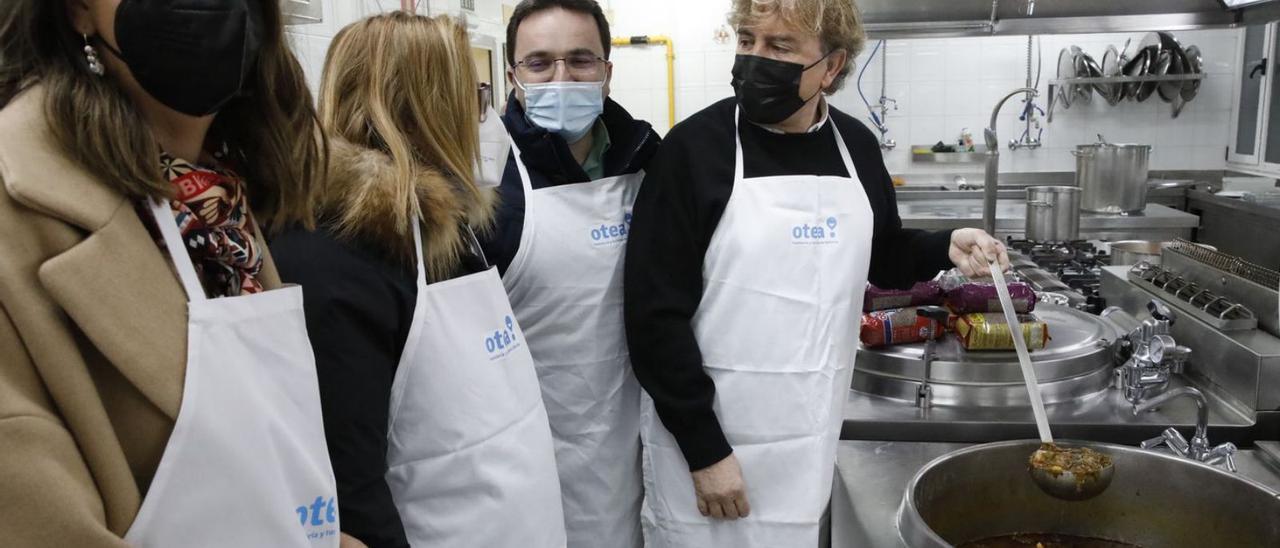 Por la izquierda, Élida Suárez, Lara Martínez, Manuel Vallina y Ángel Lorenzo, ayer, en la Cocina Económica. | Á. G.