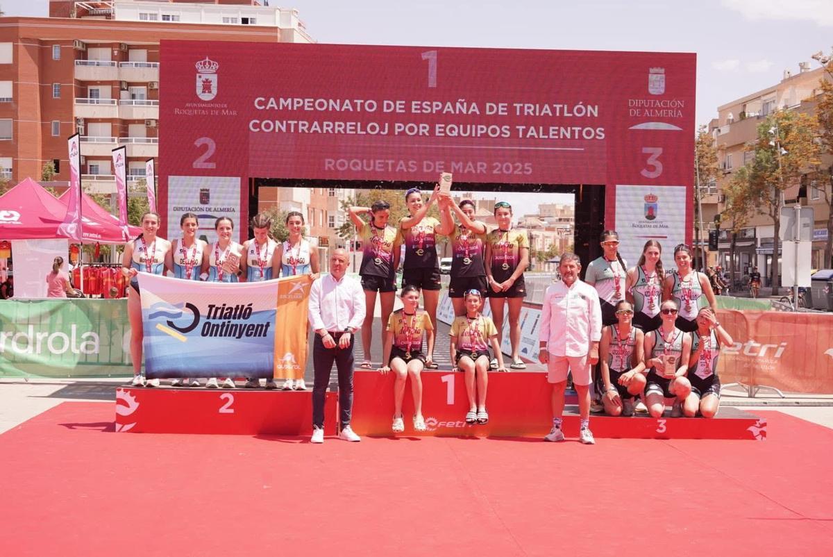 Las chicas del Triatló Ontinyent en el segundo puesto del podio, en Roquetas.