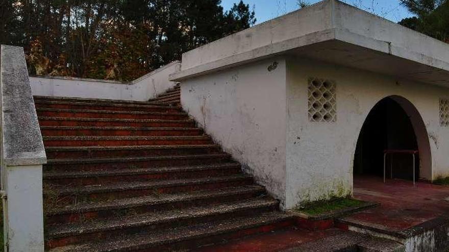 Imagen que muestra el abandono del Beach Club La Toja. // Muñiz