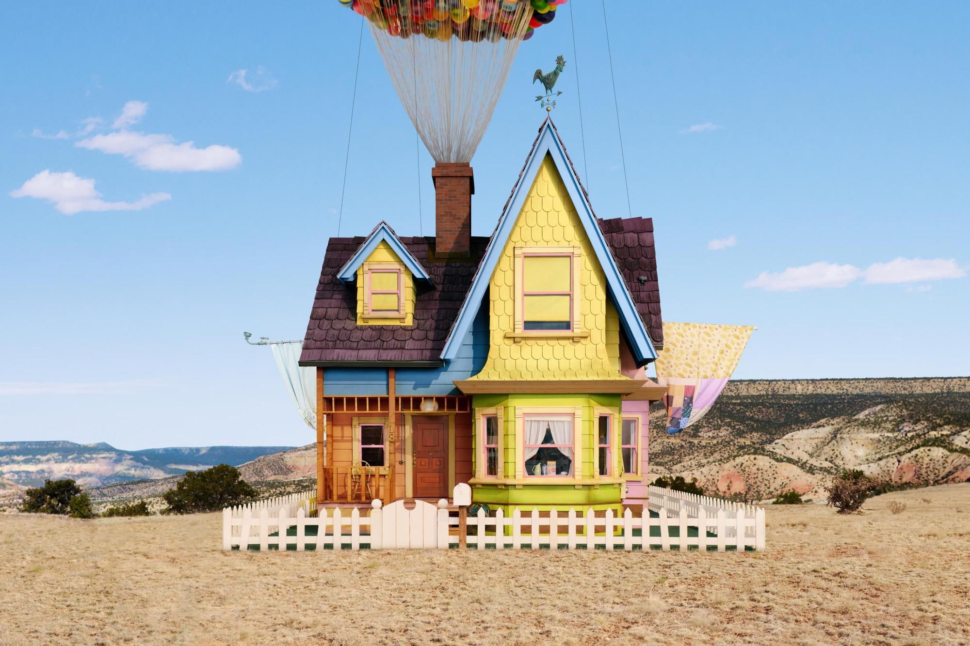 Exterior de la casa de UP de Airbnb.