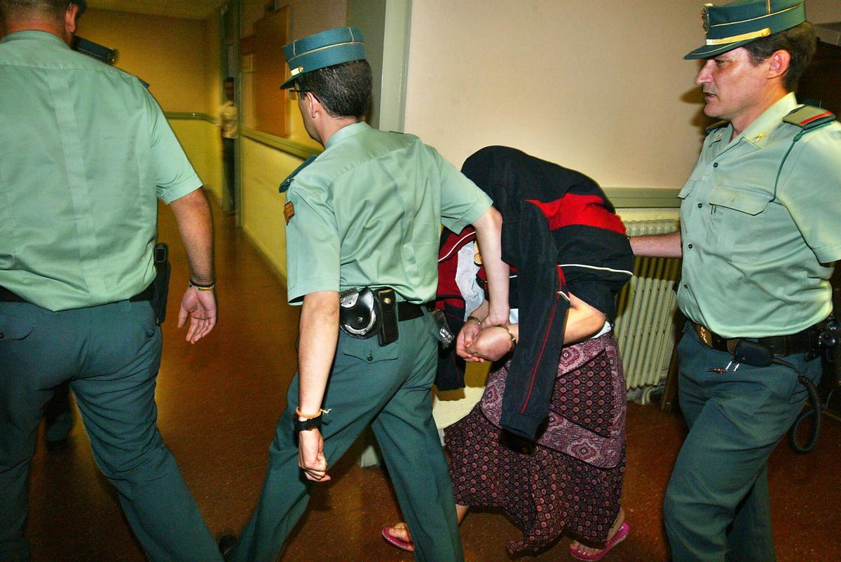 Remedios Sánchez, conocida como “la asesina de ancianas”, entrando en el Juzgado de Instrucción número 16 de Barcelona acompañada por agentes de la Guardia Civil, el 20 de julio de 2006.