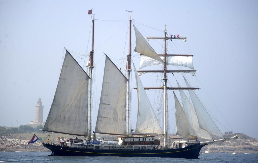 La Regata de Grandes Veleros abandona a A Coruña