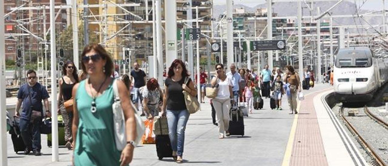 El Gobierno reactiva el tren litoral para Marbella a costa del Alicante-Benidorm