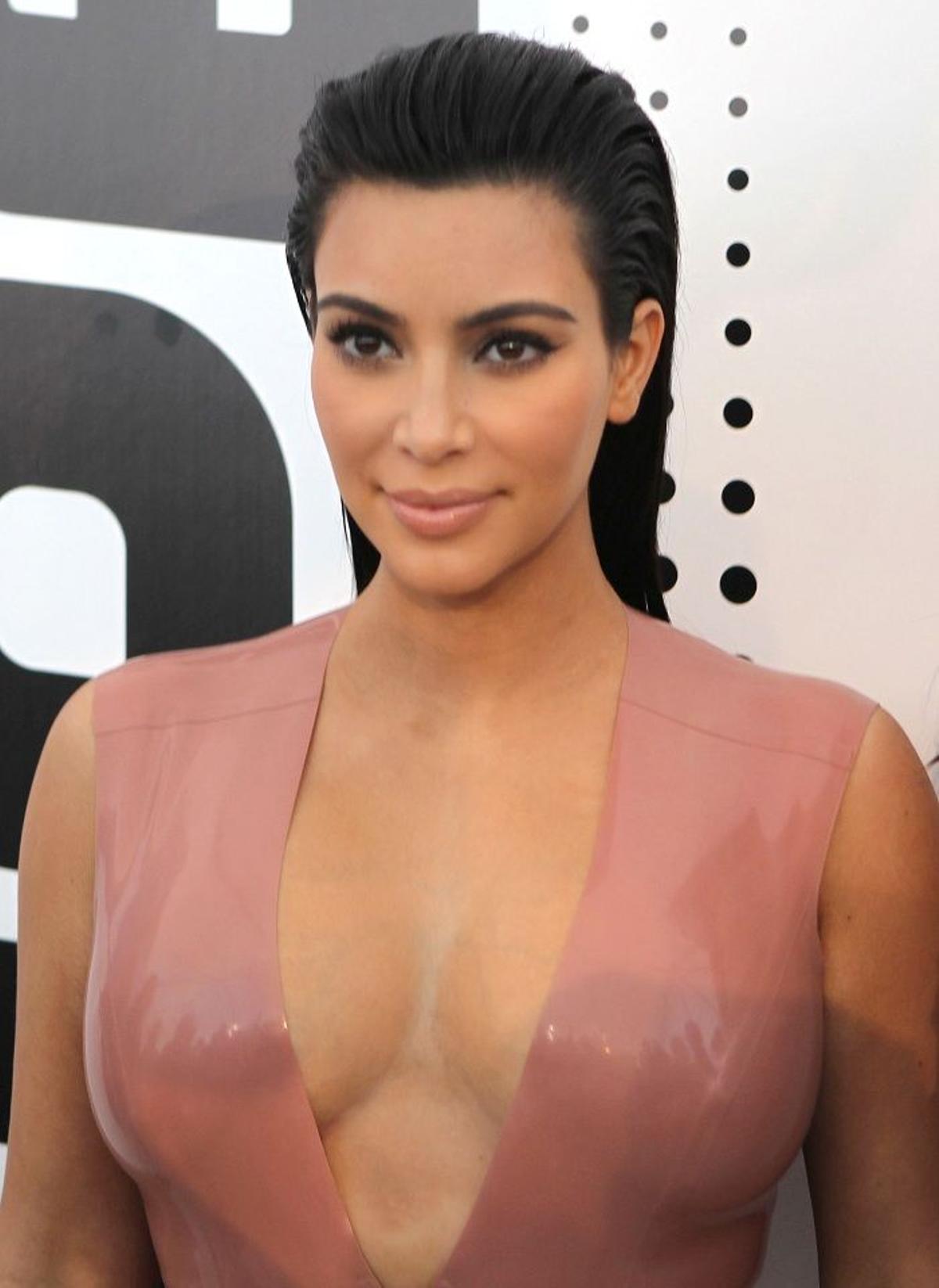 Kim Kardashian guapísima en el segundo mes de embarazo