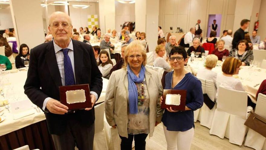 Julio Puente, Ana María Blanco y Nuria González, durante el homenaje.