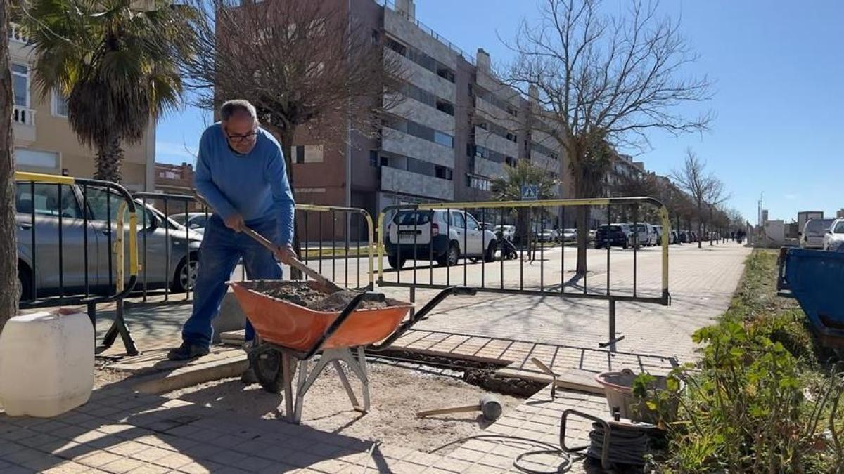 Imagen de un operario durante la reparación del acerado en mal estado.