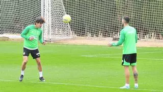 Pere Milla entre los convocados del Elche y abrazo entre Pacheta y Bragarnik