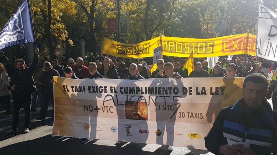 Decenas de taxistas de la provincia marchan por Madrid contra el intrusismo