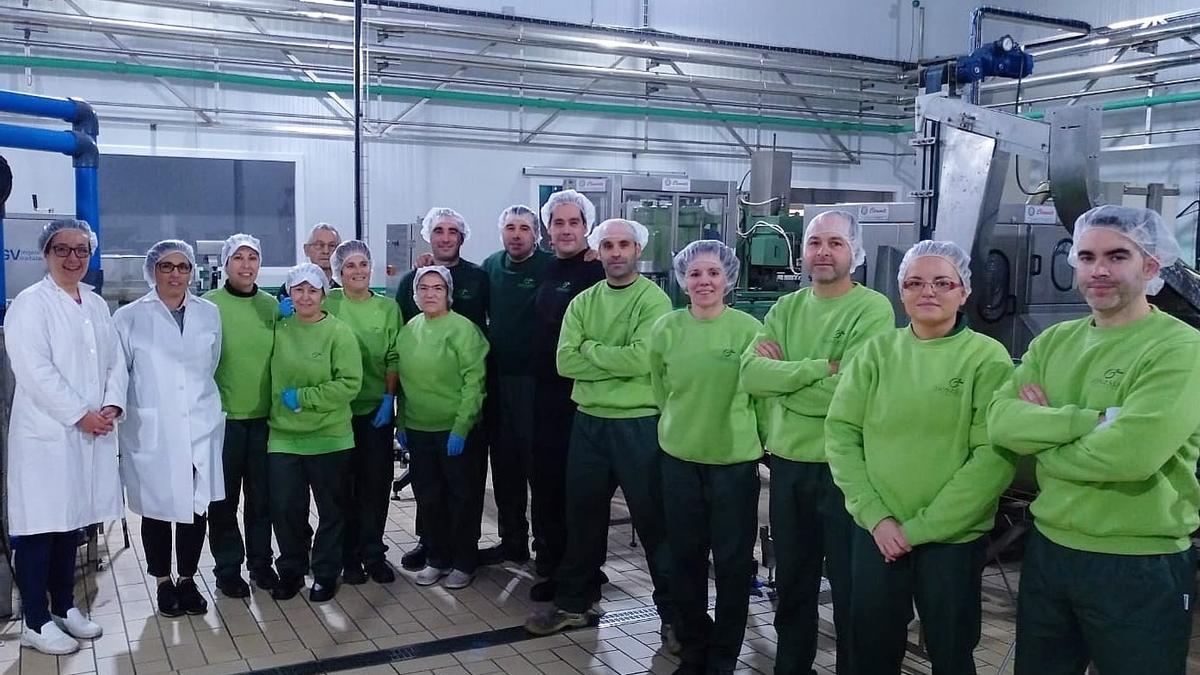 Equipo de trabajadores de Aceitunas González, en las instalaciones de La Granja.