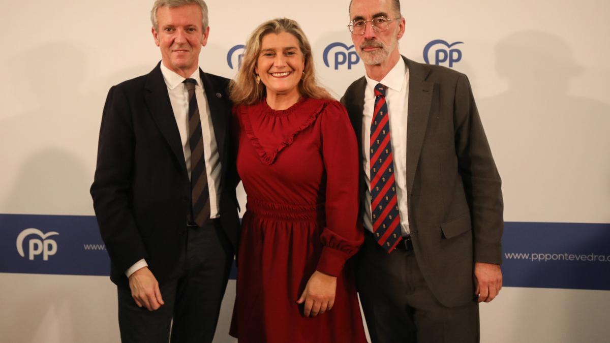 Paula Bouzós, junto a Alfonso Rueda y a Jesús Vázquez Almuiña