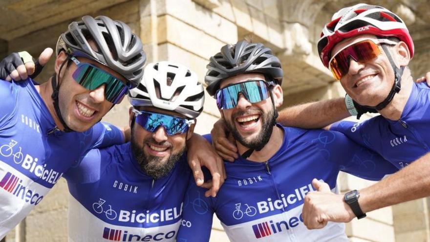 Cuatro ciclistas pedalean hasta Santiago en favor de la ELA