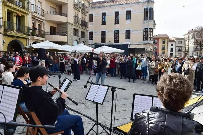 Galería | Más de 200 estudiantes de los seis institutos públicos de Plasencia han interpretado juntos en la plaza Mayor 'We are the world'