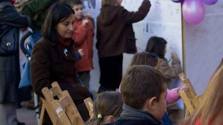 Niños zamoranos participan en un acto contra el maltrato.