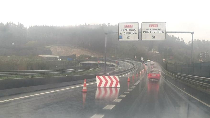 Instalada la pasarela en la senda Milladoiro-Intermodal, el acceso volvió a cortarse por actuaciones de conservación