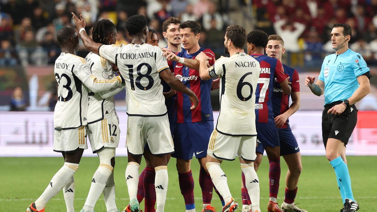 Christensen, Lewandowski, Lamine Yamal y Fermín enfrentados a jugadores del Madrid en la final de la Supercopa de España en Riad.