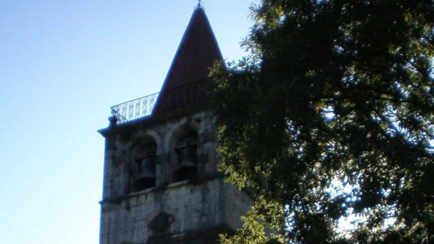 A la izquierda, la iglesia de San Vicente de Nimbra, costeada por el rico quirosano. Sobre estas líneas, la tumba de Bernardo Terrero en el cementerio de Nimbra.