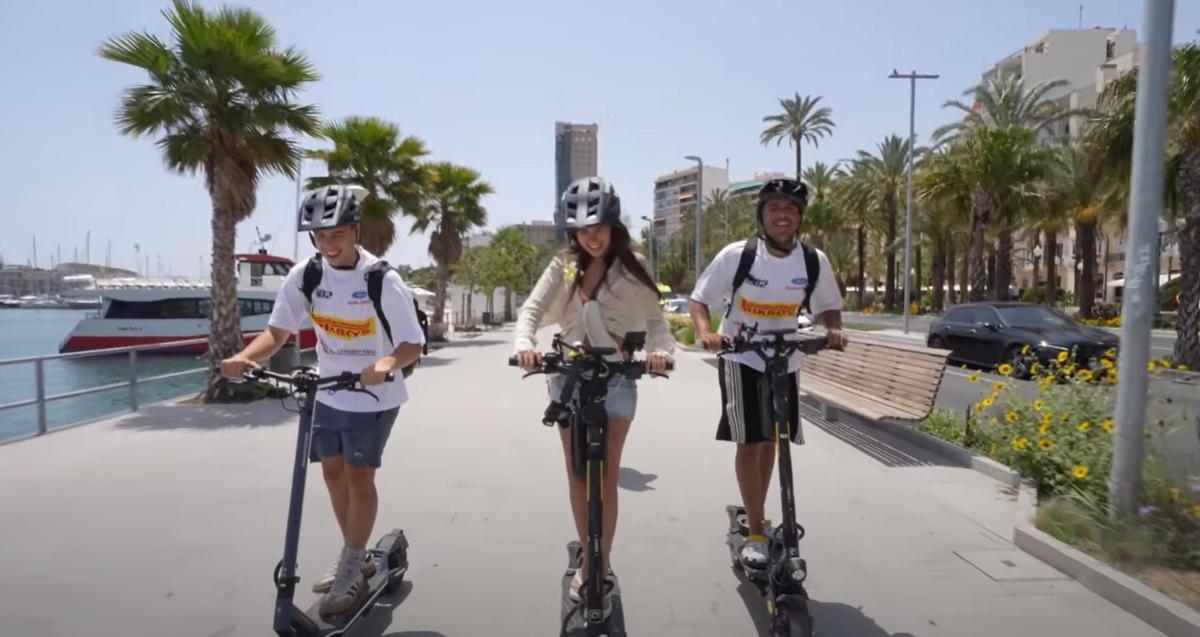 Los tres influencers circulando en patinete por el Paseo de los Mártires de la Libertad.