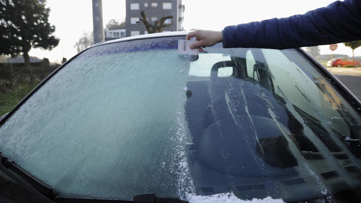 Galicia tirita: ¿cómo sacar el hielo del parabrisas del coche sin cargártelo?