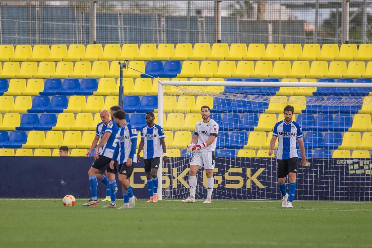 Jugadores del Hércules, en su última derrota en Villarreal.