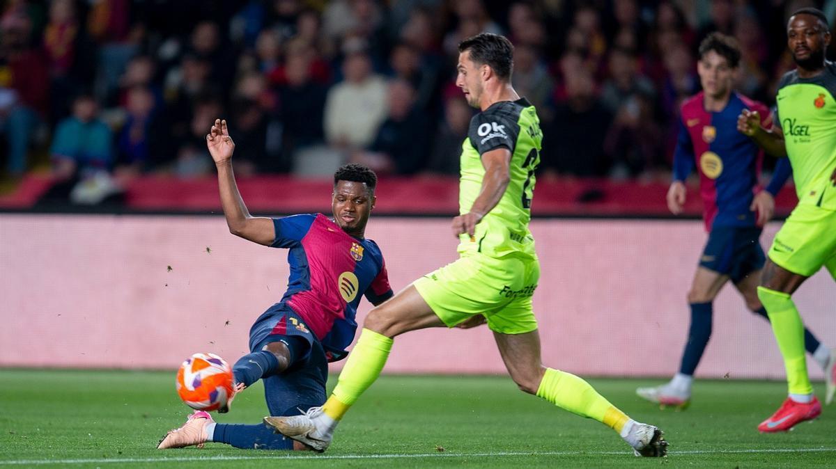 Ansu Fati tries to press Valjent del Mallorca defense