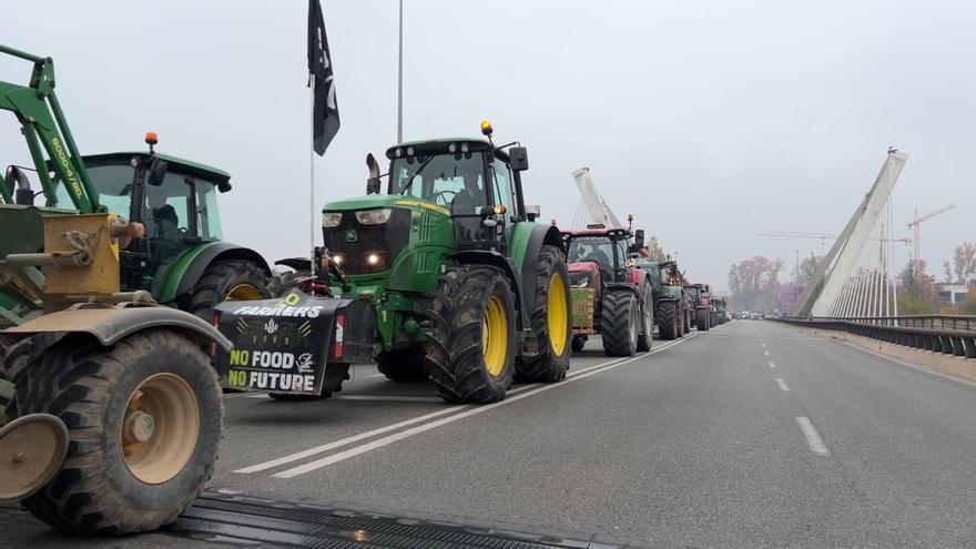 Organizaciones agrarias movilizan a un centenar de tractores en Lleida, para exigir un replanteamiento de las ZEPA