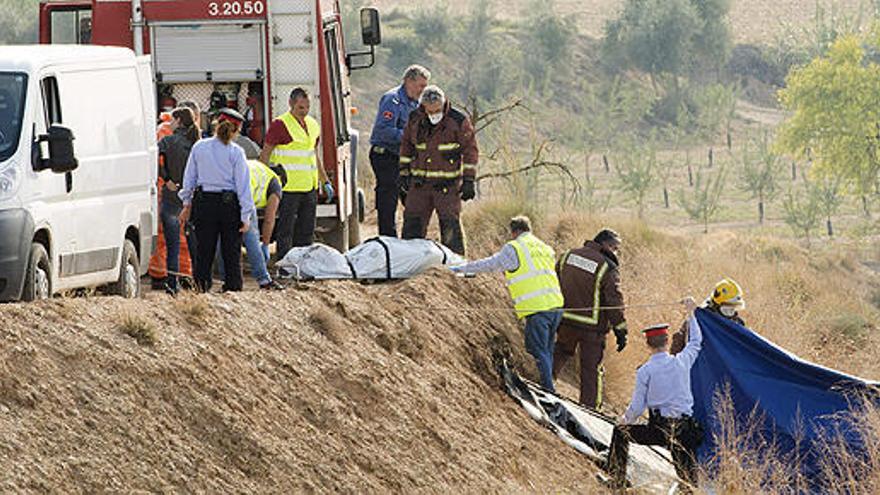 Mossos y bomberos en el lugar del accidente.