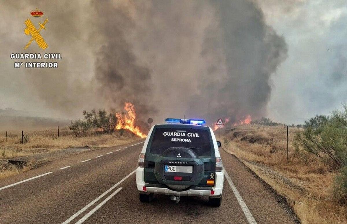 Un vehículo de la Guardia Civil ante un incendio en una imagen de archivo.