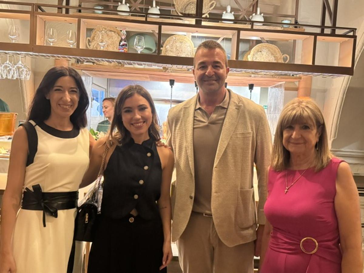Héctor del Barrio con Nuria Coves, Alba Muñoz y Leonor Martínez.