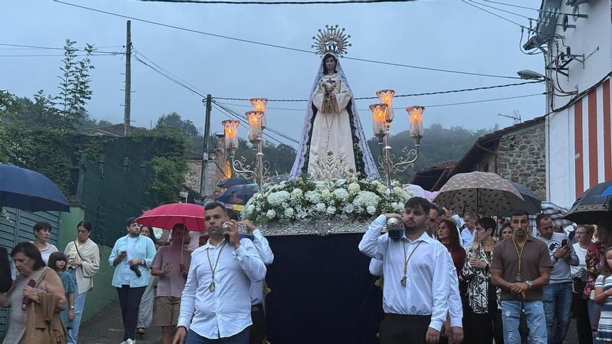 La Virgen del Otero vence a la lluvia, ilumina las calles de Pola de Laviana y estrena rosario (regalado por León XIV a Adrián Barbón): "Es muy emocionante"