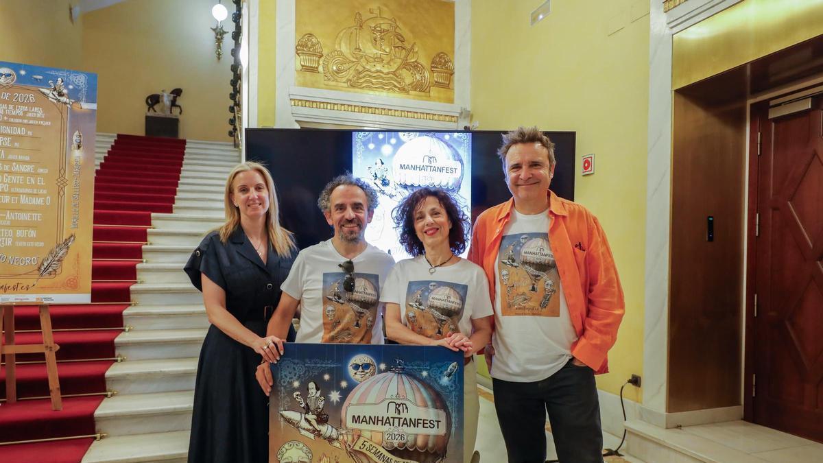 Los organizadores del Manhattan Fest, Alberto Castrillo y Blanca Carvajal, junto a Oswaldo Felipe, uno de los actores, en la presentación de la séptima edición del ciclo teatral.