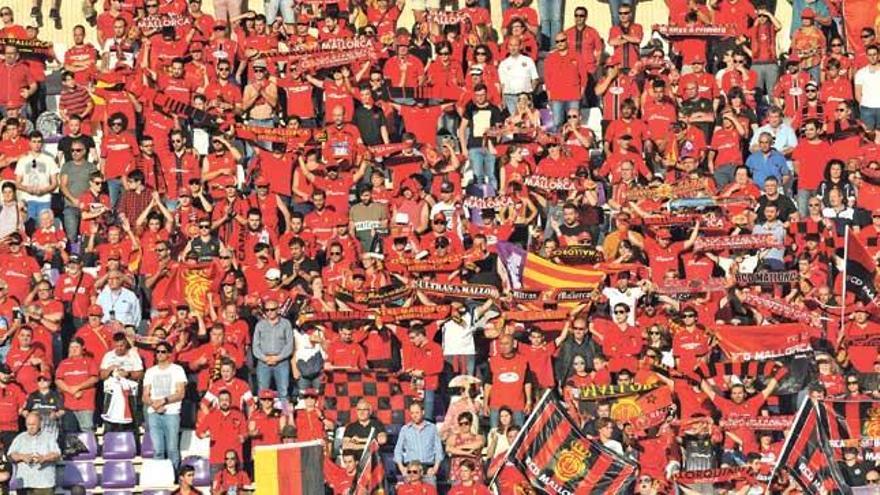 La afición del Mallorca celebró la permanencia pero no olvida. A los jugadores les llamaron mercenarios.