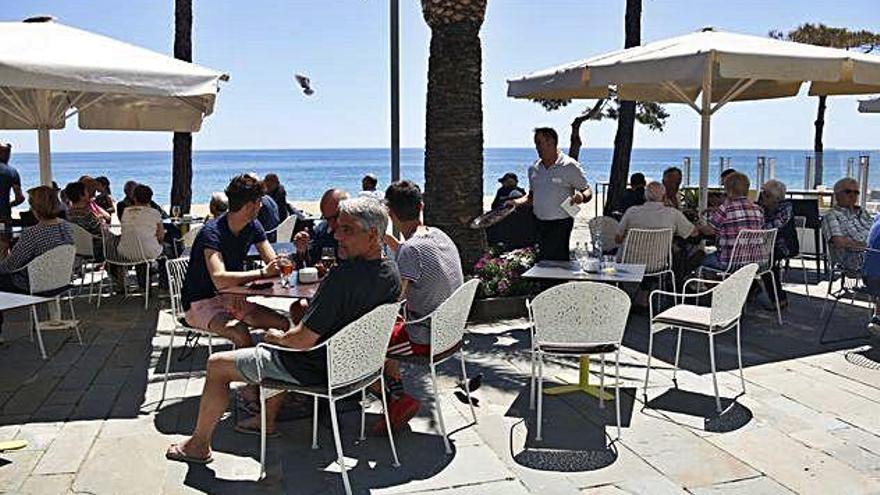 Una terrassa amb clients a Platja d&#039;Aro, en una imatge d&#039;aquest estiu.