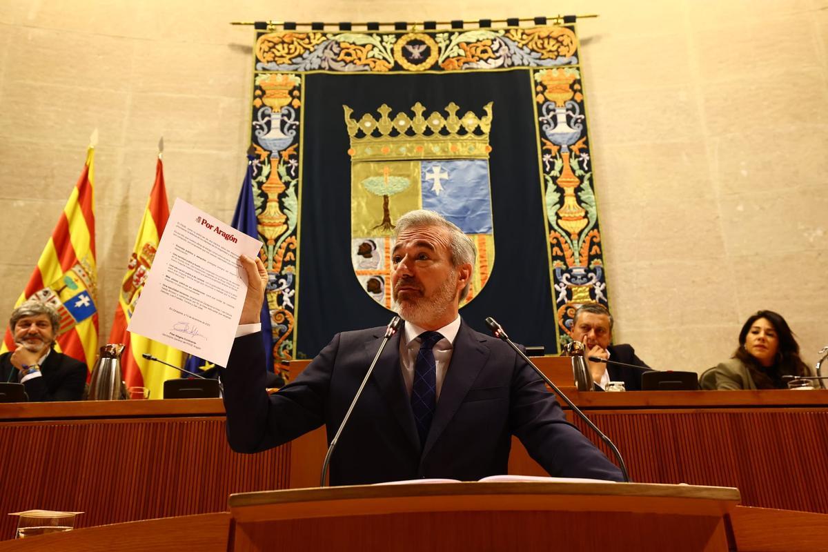 El candidato a la reelección ha mostrado en las Cortes el documento que firmó Pilar Alegría para ofrecer sus votos para aprobar el presupuesto.