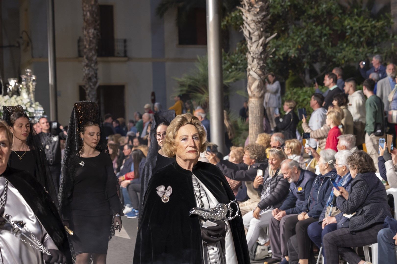 La procesión del Santo Entierro de Cristo del Viernes Santo en Torrevieja, en imágenes