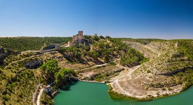 El pueblo más bonito de Cuenca está abrazado por un meandro y gobernado por un castillo