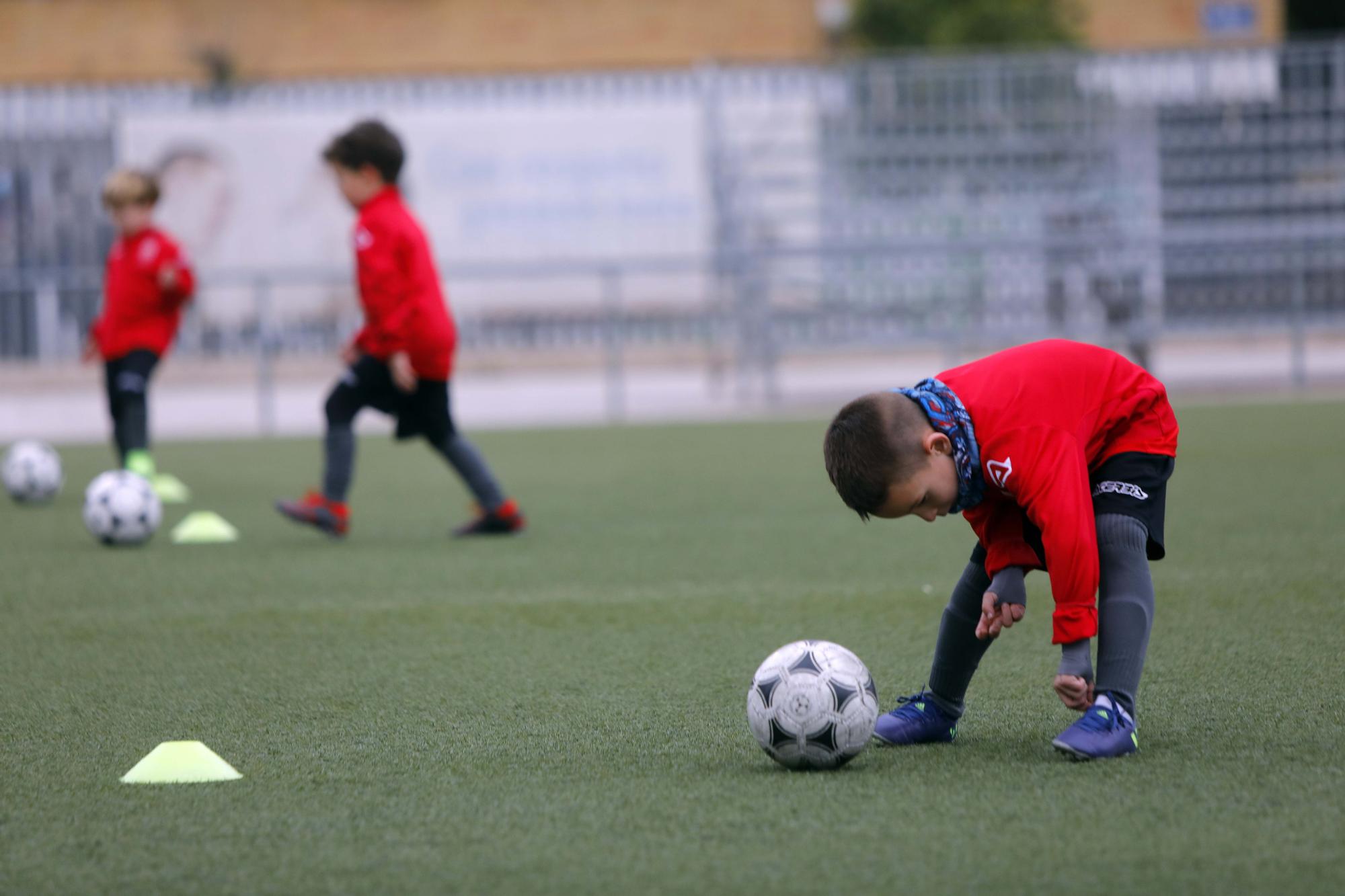 Los niños vuelven a entrenar después de las restricciones