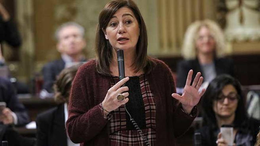 Francina Armengol en el pleno del Parlament