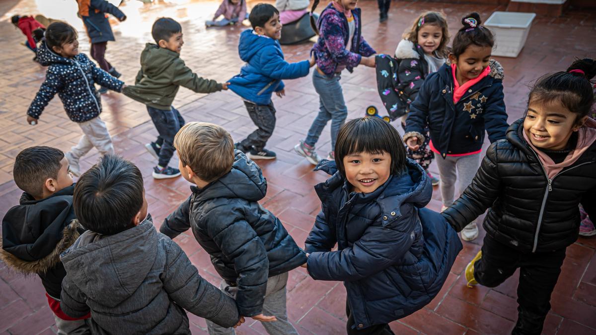 Alumnos de primaria del colegio Sant Pere Claver de Barcelona, jugando en el patio.