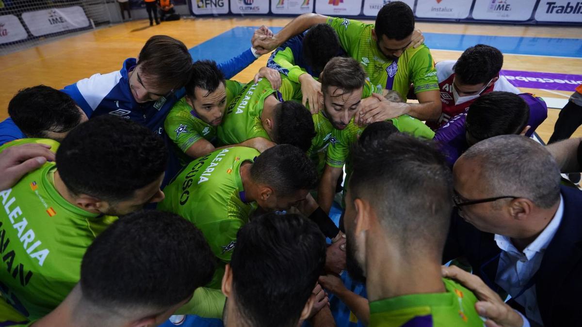 Piña de los jugadores del Mallorca Palma Futsal, con el técnico Antonio Vadillo a la derecha, tras el triunfo en el Palau.