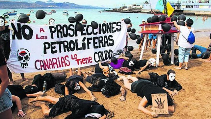 Ben Magec simula vertidos en Las Canteras para protestar por las prospecciones