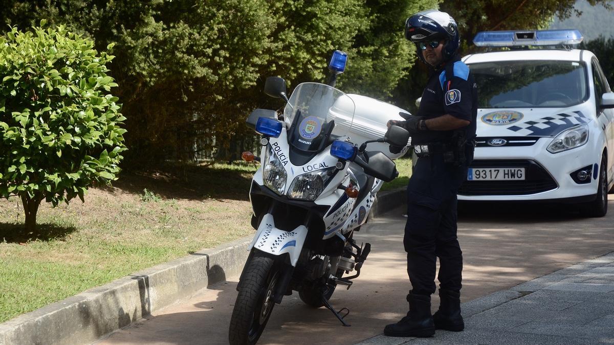Un policía local de Marín, que participa en la búsqueda, en una imagen de archivo