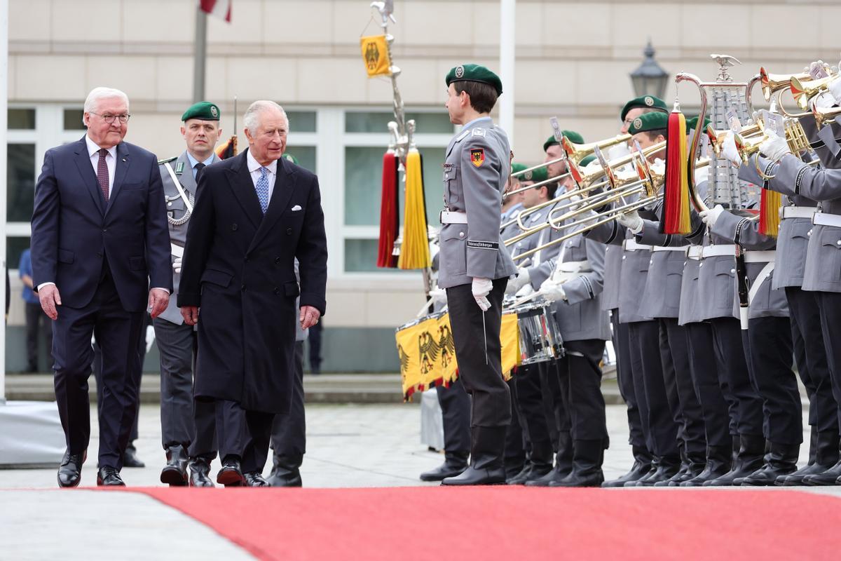 El presidente alemán, Frank-Walter Steinmeier, y el rey Carlos III de Gran Bretaña caminan juntos hacia el podio frente a la Guardia de Honor militar en la Ceremonia de bienvenida.