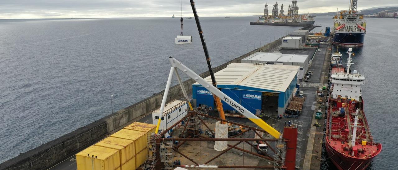 El sistema Pivotbuoy, durante su montaje en el Puerto de Las Palmas.