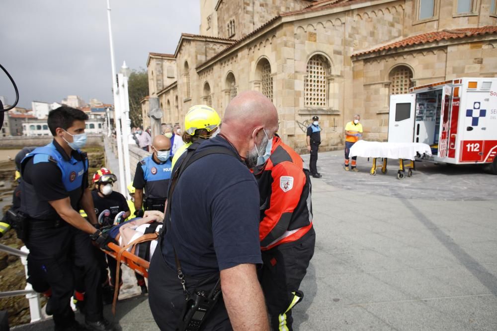 Rescatan a una mujer que se precipitó a las rocas de la playa de San Lorenzo en Gijón.