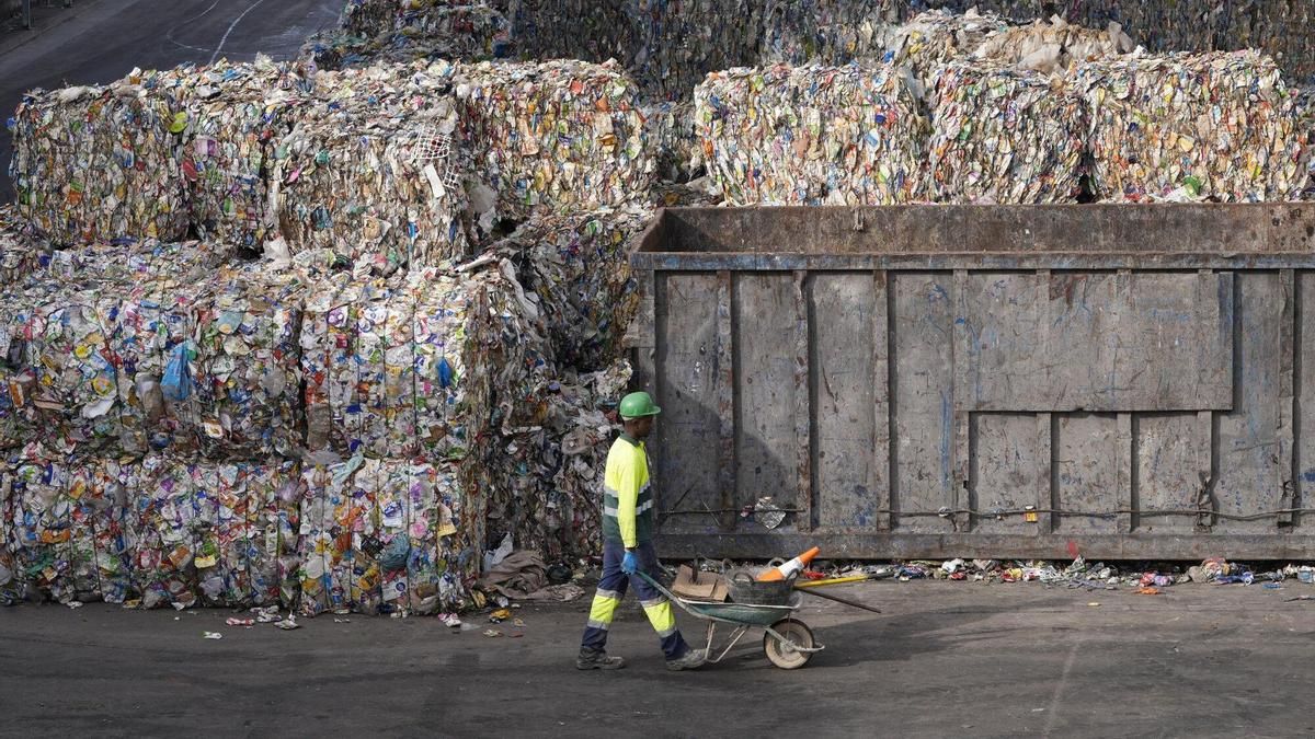 Ecoparc 2 en Montcada i Reixac (Barcelona), 8 de noviembre de 2024. Montañas de residuos de plástico empaquetado en Ecoparc 2, una instalación clave para la selección y el tratamiento de residuos municipales del Área Metropolitana de Barcelona.