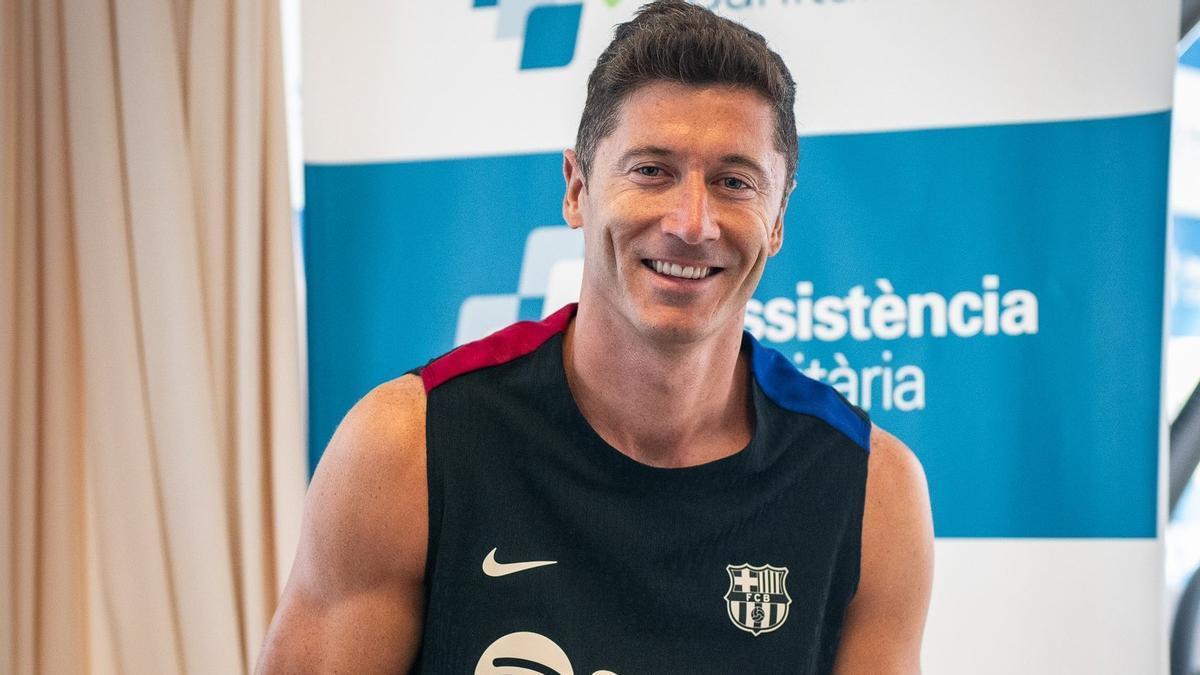 Lewandowski pasa las pruebas médicas en la ciudad deportiva del Barça en Sant Joan Despí.