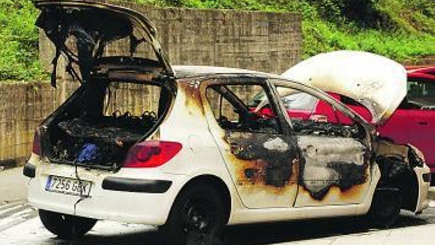 El coche quemado, ayer por la mañana en Blimea.