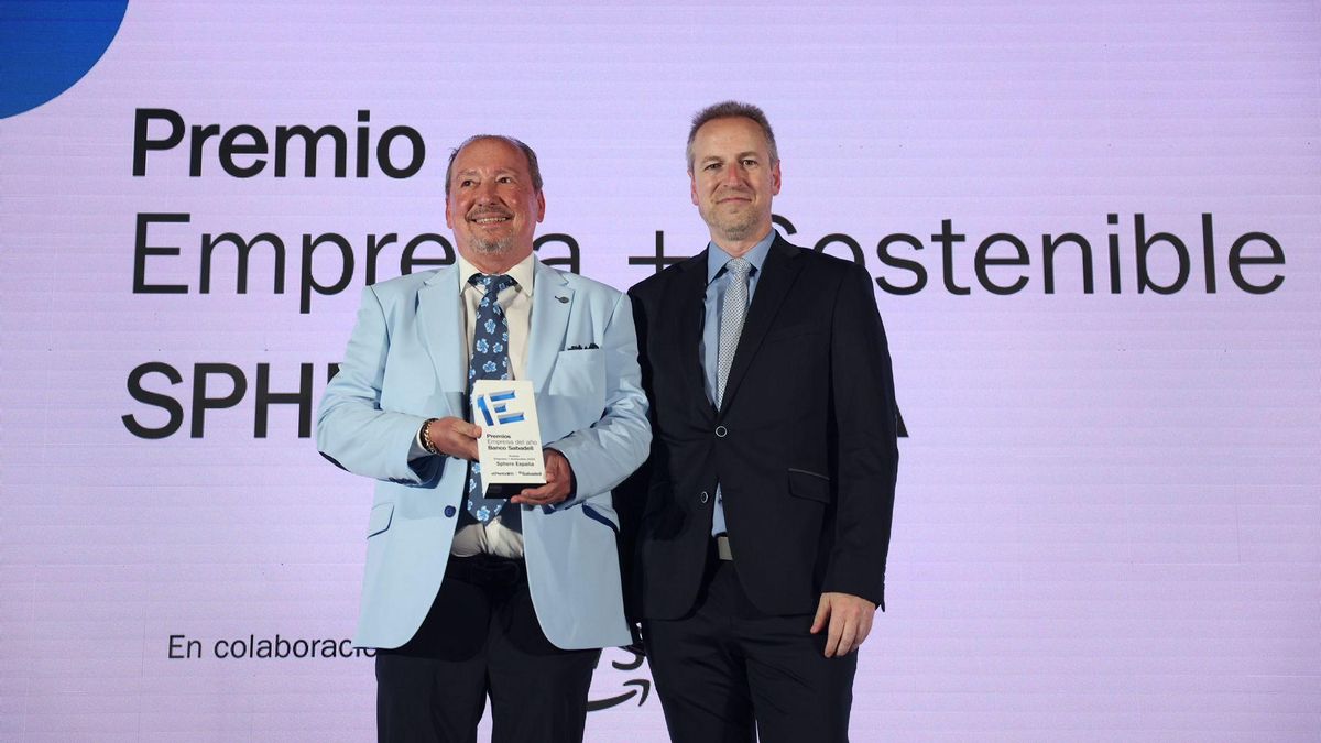 El presidente de Sphere España, Alfonso Biel, recoge el premio Empresa más Sostenible de la mano de Ricado Barceló