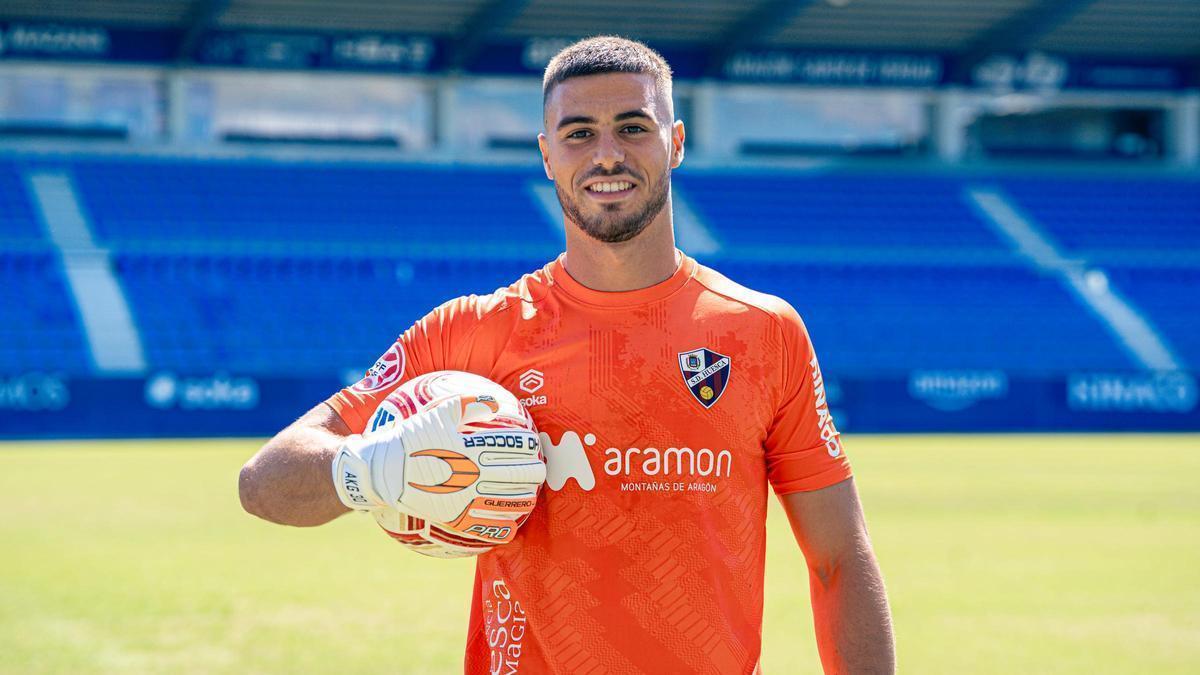 Álvaro Killane vestido de portero de la SD Huesca sobre el césped del Alcoraz