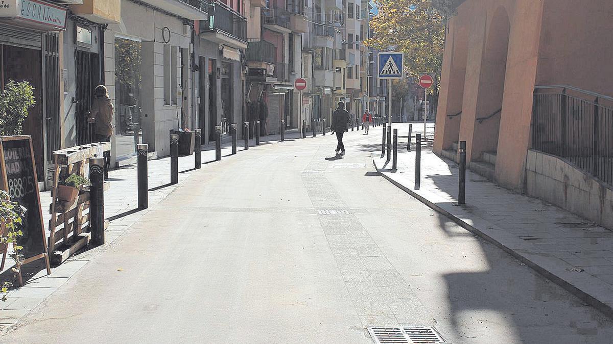 El carrer Major renovat, a punt per acollir de nou el mercat setmanal